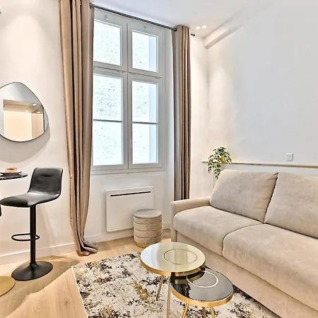 Chic In Paris- Iii *